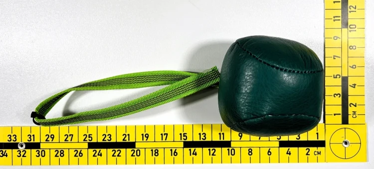Gryzak-w-formie-piłki_-skóra-1.webp