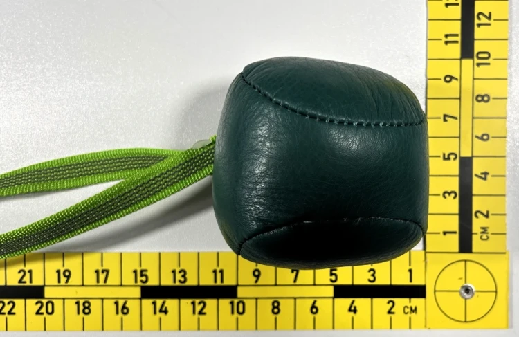 Gryzak-w-formie-piłki_-skóra-2.webp