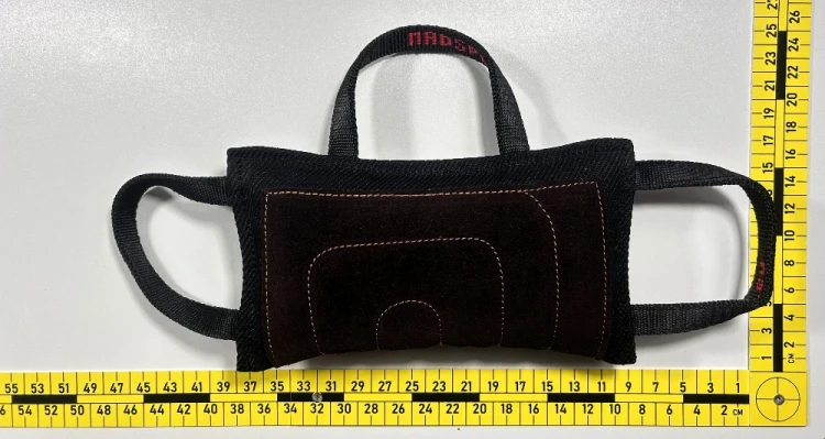 Poduszka-z-naszytą-skórą-28-x-15-cm-z-trzema-uchwytami-1.webp