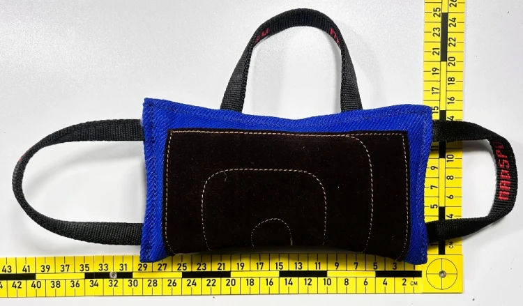Poduszka-z-naszytą-skórą-28-x-15-cm-z-trzema-uchwytami-6.webp
