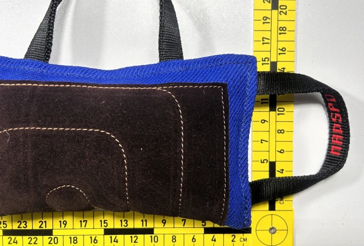 Poduszka-z-naszytą-skórą-28-x-15-cm-z-trzema-uchwytami-7.webp