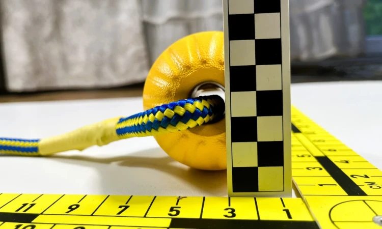 Swing-‘n-Fling-DuraFoam-Fetch-BALL™Piłka-na-sznurku-Starmark-2.webp